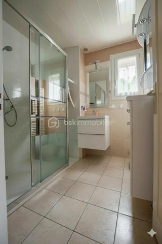 Maison individuelle de 117 m² aux prestations soignées, érigée sur un terrain de 518 m² en pleine propriété, sans mitoyenneté, dans une zone pavillonnaire calme avec vue dégagée. Ravalement récent et double vitrage.
La distribution est particulièrement bien pensée : au rez-de-chaussée, une entrée spacieuse dessert deux chambres dont l'une dispose de sa propre salle d'eau avec WC — idéal pour recevoir ou pour une chambre parentale indépendante.
À l'étage, un beau séjour de 36 m² très lumineux ouvre sur un balcon. Il est accompagné d'une cuisine équipée indépendante, de deux chambres supplémentaires, d'une salle d'eau et d'un WC séparé.
Environ 50 m² d'annexes — garage, buanderie, atelier — complètent le bien et offrent de réelles possibilités d'aménagement ou de rangement selon vos besoins.
Un bien complet, fonctionnel et bien entretenu, à saisir dans un secteur calme et résidentiel.