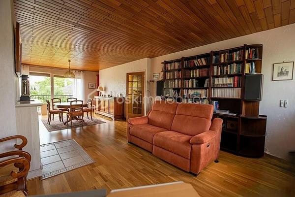 Maison individuelle de 117 m² aux prestations soignées, érigée sur un terrain de 518 m² en pleine propriété, sans mitoyenneté, dans une zone pavillonnaire calme avec vue dégagée. Ravalement récent et double vitrage.
La distribution est particulièrement bien pensée : au rez-de-chaussée, une entrée spacieuse dessert deux chambres dont l'une dispose de sa propre salle d'eau avec WC — idéal pour recevoir ou pour une chambre parentale indépendante.
À l'étage, un beau séjour de 36 m² très lumineux ouvre sur un balcon. Il est accompagné d'une cuisine équipée indépendante, de deux chambres supplémentaires, d'une salle d'eau et d'un WC séparé.
Environ 50 m² d'annexes — garage, buanderie, atelier — complètent le bien et offrent de réelles possibilités d'aménagement ou de rangement selon vos besoins.
Un bien complet, fonctionnel et bien entretenu, à saisir dans un secteur calme et résidentiel.