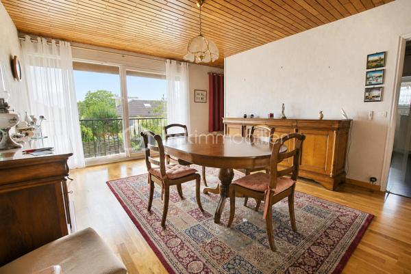 Maison individuelle de 117 m² aux prestations soignées, érigée sur un terrain de 518 m² en pleine propriété, sans mitoyenneté, dans une zone pavillonnaire calme avec vue dégagée. Ravalement récent et double vitrage.
La distribution est particulièrement bien pensée : au rez-de-chaussée, une entrée spacieuse dessert deux chambres dont l'une dispose de sa propre salle d'eau avec WC — idéal pour recevoir ou pour une chambre parentale indépendante.
À l'étage, un beau séjour de 36 m² très lumineux ouvre sur un balcon. Il est accompagné d'une cuisine équipée indépendante, de deux chambres supplémentaires, d'une salle d'eau et d'un WC séparé.
Environ 50 m² d'annexes — garage, buanderie, atelier — complètent le bien et offrent de réelles possibilités d'aménagement ou de rangement selon vos besoins.
Un bien complet, fonctionnel et bien entretenu, à saisir dans un secteur calme et résidentiel.