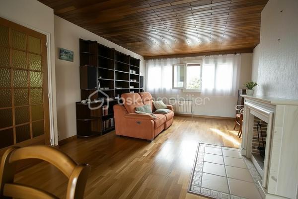 Maison individuelle de 117 m² aux prestations soignées, érigée sur un terrain de 518 m² en pleine propriété, sans mitoyenneté, dans une zone pavillonnaire calme avec vue dégagée. Ravalement récent et double vitrage.
La distribution est particulièrement bien pensée : au rez-de-chaussée, une entrée spacieuse dessert deux chambres dont l'une dispose de sa propre salle d'eau avec WC — idéal pour recevoir ou pour une chambre parentale indépendante.
À l'étage, un beau séjour de 36 m² très lumineux ouvre sur un balcon. Il est accompagné d'une cuisine équipée indépendante, de deux chambres supplémentaires, d'une salle d'eau et d'un WC séparé.
Environ 50 m² d'annexes — garage, buanderie, atelier — complètent le bien et offrent de réelles possibilités d'aménagement ou de rangement selon vos besoins.
Un bien complet, fonctionnel et bien entretenu, à saisir dans un secteur calme et résidentiel.