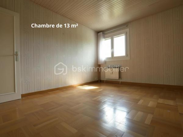 Maison individuelle de 117 m² aux prestations soignées, érigée sur un terrain de 518 m² en pleine propriété, sans mitoyenneté, dans une zone pavillonnaire calme avec vue dégagée. Ravalement récent et double vitrage.
La distribution est particulièrement bien pensée : au rez-de-chaussée, une entrée spacieuse dessert deux chambres dont l'une dispose de sa propre salle d'eau avec WC — idéal pour recevoir ou pour une chambre parentale indépendante.
À l'étage, un beau séjour de 36 m² très lumineux ouvre sur un balcon. Il est accompagné d'une cuisine équipée indépendante, de deux chambres supplémentaires, d'une salle d'eau et d'un WC séparé.
Environ 50 m² d'annexes — garage, buanderie, atelier — complètent le bien et offrent de réelles possibilités d'aménagement ou de rangement selon vos besoins.
Un bien complet, fonctionnel et bien entretenu, à saisir dans un secteur calme et résidentiel.