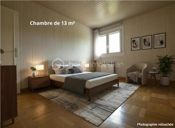 Maison individuelle de 117 m² aux prestations soignées, érigée sur un terrain de 518 m² en pleine propriété, sans mitoyenneté, dans une zone pavillonnaire calme avec vue dégagée. Ravalement récent et double vitrage.
La distribution est particulièrement bien pensée : au rez-de-chaussée, une entrée spacieuse dessert deux chambres dont l'une dispose de sa propre salle d'eau avec WC — idéal pour recevoir ou pour une chambre parentale indépendante.
À l'étage, un beau séjour de 36 m² très lumineux ouvre sur un balcon. Il est accompagné d'une cuisine équipée indépendante, de deux chambres supplémentaires, d'une salle d'eau et d'un WC séparé.
Environ 50 m² d'annexes — garage, buanderie, atelier — complètent le bien et offrent de réelles possibilités d'aménagement ou de rangement selon vos besoins.
Un bien complet, fonctionnel et bien entretenu, à saisir dans un secteur calme et résidentiel.
