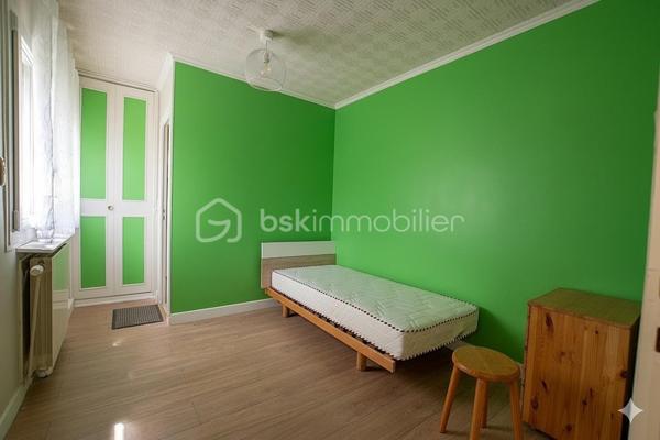 Maison individuelle de 117 m² aux prestations soignées, érigée sur un terrain de 518 m² en pleine propriété, sans mitoyenneté, dans une zone pavillonnaire calme avec vue dégagée. Ravalement récent et double vitrage.
La distribution est particulièrement bien pensée : au rez-de-chaussée, une entrée spacieuse dessert deux chambres dont l'une dispose de sa propre salle d'eau avec WC — idéal pour recevoir ou pour une chambre parentale indépendante.
À l'étage, un beau séjour de 36 m² très lumineux ouvre sur un balcon. Il est accompagné d'une cuisine équipée indépendante, de deux chambres supplémentaires, d'une salle d'eau et d'un WC séparé.
Environ 50 m² d'annexes — garage, buanderie, atelier — complètent le bien et offrent de réelles possibilités d'aménagement ou de rangement selon vos besoins.
Un bien complet, fonctionnel et bien entretenu, à saisir dans un secteur calme et résidentiel.