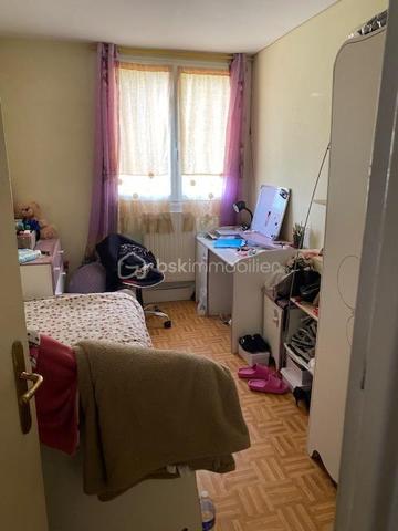 PROCHE COMMODITES !!
Appartement de type F' comprenant entrée, séjour, trois chambres, cuisine aménagée, salle de bains, water-closets et balcon.

IDEAL FAMILLE OU INVESTISSEURS !!