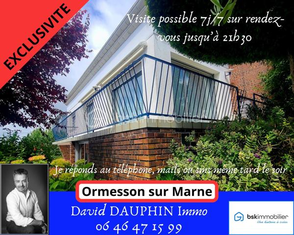 À Ormesson-sur-Marne, venez découvrir cette très belle maison familiale de type F5 d’environ 110 m², édifiée sur un magnifique terrain arboré de 560 m², entièrement clos et sans vis-à-vis.
Parfaitement entretenue, cette maison se compose comme suit :
Au rez-de-chaussée :
- Une vaste entrée,
- Une chambre,
- Un accès direct au garage,
- Une chaufferie / buanderie.
Un élégant escalier en marbre mène à l’étage, où un couloir dessert :
- Deux chambres,
- Un lumineux séjour / salle à manger en L avec cheminée, bénéficiant de grandes baies vitrées le tout exposé Sud/Est,
- Une spacieuse cuisine dinatoire,
- Une salle d’eau,
- Un WC indépendant.
Depuis le séjour exposé plein sud, vous accédez à un balcon filant équipé de stores bannes électrique avec escalier menant directement au jardin arboré.
Un espace de rangement attenant à la maison offre une solution de stockage pratique et se prolonge par une agréable cave à vin.
Le terrain, entièrement clos et soigneusement entretenu, dispose d’un portail et d’un portillon métalliques, garantissant confort, intimité et sécurité.
Une maison chaleureuse et fonctionnelle, idéale pour une famille.
*** VISITE POSSIBLE 7j/7 sur RDV jusqu'à 21h30 ***