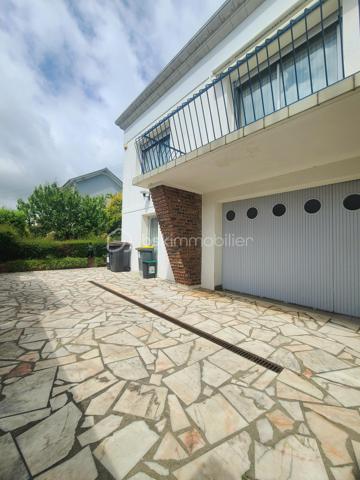 À Ormesson-sur-Marne, venez découvrir cette très belle maison familiale de type F5 d’environ 110 m², édifiée sur un magnifique terrain arboré de 560 m², entièrement clos et sans vis-à-vis.
Parfaitement entretenue, cette maison se compose comme suit :
Au rez-de-chaussée :
- Une vaste entrée,
- Une chambre,
- Un accès direct au garage,
- Une chaufferie / buanderie.
Un élégant escalier en marbre mène à l’étage, où un couloir dessert :
- Deux chambres,
- Un lumineux séjour / salle à manger en L avec cheminée, bénéficiant de grandes baies vitrées le tout exposé Sud/Est,
- Une spacieuse cuisine dinatoire,
- Une salle d’eau,
- Un WC indépendant.
Depuis le séjour exposé plein sud, vous accédez à un balcon filant équipé de stores bannes électrique avec escalier menant directement au jardin arboré.
Un espace de rangement attenant à la maison offre une solution de stockage pratique et se prolonge par une agréable cave à vin.
Le terrain, entièrement clos et soigneusement entretenu, dispose d’un portail et d’un portillon métalliques, garantissant confort, intimité et sécurité.
Une maison chaleureuse et fonctionnelle, idéale pour une famille.
*** VISITE POSSIBLE 7j/7 sur RDV jusqu'à 21h30 ***