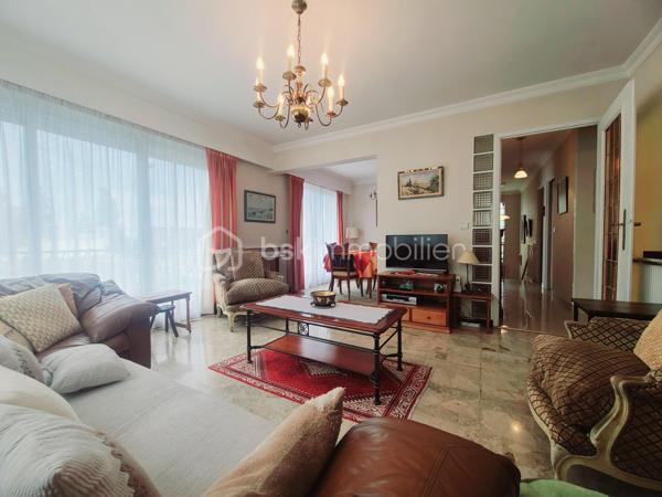 À Ormesson-sur-Marne, venez découvrir cette très belle maison familiale de type F5 d’environ 110 m², édifiée sur un magnifique terrain arboré de 560 m², entièrement clos et sans vis-à-vis.
Parfaitement entretenue, cette maison se compose comme suit :
Au rez-de-chaussée :
- Une vaste entrée,
- Une chambre,
- Un accès direct au garage,
- Une chaufferie / buanderie.
Un élégant escalier en marbre mène à l’étage, où un couloir dessert :
- Deux chambres,
- Un lumineux séjour / salle à manger en L avec cheminée, bénéficiant de grandes baies vitrées le tout exposé Sud/Est,
- Une spacieuse cuisine dinatoire,
- Une salle d’eau,
- Un WC indépendant.
Depuis le séjour exposé plein sud, vous accédez à un balcon filant équipé de stores bannes électrique avec escalier menant directement au jardin arboré.
Un espace de rangement attenant à la maison offre une solution de stockage pratique et se prolonge par une agréable cave à vin.
Le terrain, entièrement clos et soigneusement entretenu, dispose d’un portail et d’un portillon métalliques, garantissant confort, intimité et sécurité.
Une maison chaleureuse et fonctionnelle, idéale pour une famille.
*** VISITE POSSIBLE 7j/7 sur RDV jusqu'à 21h30 ***
