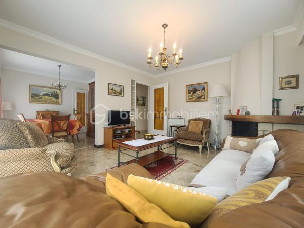 À Ormesson-sur-Marne, venez découvrir cette très belle maison familiale de type F5 d’environ 110 m², édifiée sur un magnifique terrain arboré de 560 m², entièrement clos et sans vis-à-vis.
Parfaitement entretenue, cette maison se compose comme suit :
Au rez-de-chaussée :
- Une vaste entrée,
- Une chambre,
- Un accès direct au garage,
- Une chaufferie / buanderie.
Un élégant escalier en marbre mène à l’étage, où un couloir dessert :
- Deux chambres,
- Un lumineux séjour / salle à manger en L avec cheminée, bénéficiant de grandes baies vitrées le tout exposé Sud/Est,
- Une spacieuse cuisine dinatoire,
- Une salle d’eau,
- Un WC indépendant.
Depuis le séjour exposé plein sud, vous accédez à un balcon filant équipé de stores bannes électrique avec escalier menant directement au jardin arboré.
Un espace de rangement attenant à la maison offre une solution de stockage pratique et se prolonge par une agréable cave à vin.
Le terrain, entièrement clos et soigneusement entretenu, dispose d’un portail et d’un portillon métalliques, garantissant confort, intimité et sécurité.
Une maison chaleureuse et fonctionnelle, idéale pour une famille.
*** VISITE POSSIBLE 7j/7 sur RDV jusqu'à 21h30 ***