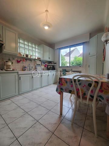 À Ormesson-sur-Marne, venez découvrir cette très belle maison familiale de type F5 d’environ 110 m², édifiée sur un magnifique terrain arboré de 560 m², entièrement clos et sans vis-à-vis.
Parfaitement entretenue, cette maison se compose comme suit :
Au rez-de-chaussée :
- Une vaste entrée,
- Une chambre,
- Un accès direct au garage,
- Une chaufferie / buanderie.
Un élégant escalier en marbre mène à l’étage, où un couloir dessert :
- Deux chambres,
- Un lumineux séjour / salle à manger en L avec cheminée, bénéficiant de grandes baies vitrées le tout exposé Sud/Est,
- Une spacieuse cuisine dinatoire,
- Une salle d’eau,
- Un WC indépendant.
Depuis le séjour exposé plein sud, vous accédez à un balcon filant équipé de stores bannes électrique avec escalier menant directement au jardin arboré.
Un espace de rangement attenant à la maison offre une solution de stockage pratique et se prolonge par une agréable cave à vin.
Le terrain, entièrement clos et soigneusement entretenu, dispose d’un portail et d’un portillon métalliques, garantissant confort, intimité et sécurité.
Une maison chaleureuse et fonctionnelle, idéale pour une famille.
*** VISITE POSSIBLE 7j/7 sur RDV jusqu'à 21h30 ***