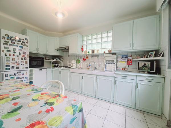 À Ormesson-sur-Marne, venez découvrir cette très belle maison familiale de type F5 d’environ 110 m², édifiée sur un magnifique terrain arboré de 560 m², entièrement clos et sans vis-à-vis.
Parfaitement entretenue, cette maison se compose comme suit :
Au rez-de-chaussée :
- Une vaste entrée,
- Une chambre,
- Un accès direct au garage,
- Une chaufferie / buanderie.
Un élégant escalier en marbre mène à l’étage, où un couloir dessert :
- Deux chambres,
- Un lumineux séjour / salle à manger en L avec cheminée, bénéficiant de grandes baies vitrées le tout exposé Sud/Est,
- Une spacieuse cuisine dinatoire,
- Une salle d’eau,
- Un WC indépendant.
Depuis le séjour exposé plein sud, vous accédez à un balcon filant équipé de stores bannes électrique avec escalier menant directement au jardin arboré.
Un espace de rangement attenant à la maison offre une solution de stockage pratique et se prolonge par une agréable cave à vin.
Le terrain, entièrement clos et soigneusement entretenu, dispose d’un portail et d’un portillon métalliques, garantissant confort, intimité et sécurité.
Une maison chaleureuse et fonctionnelle, idéale pour une famille.
*** VISITE POSSIBLE 7j/7 sur RDV jusqu'à 21h30 ***