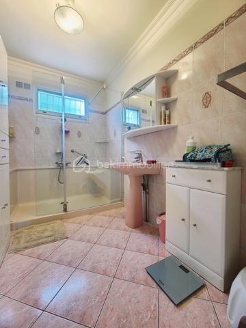 À Ormesson-sur-Marne, venez découvrir cette très belle maison familiale de type F5 d’environ 110 m², édifiée sur un magnifique terrain arboré de 560 m², entièrement clos et sans vis-à-vis.
Parfaitement entretenue, cette maison se compose comme suit :
Au rez-de-chaussée :
- Une vaste entrée,
- Une chambre,
- Un accès direct au garage,
- Une chaufferie / buanderie.
Un élégant escalier en marbre mène à l’étage, où un couloir dessert :
- Deux chambres,
- Un lumineux séjour / salle à manger en L avec cheminée, bénéficiant de grandes baies vitrées le tout exposé Sud/Est,
- Une spacieuse cuisine dinatoire,
- Une salle d’eau,
- Un WC indépendant.
Depuis le séjour exposé plein sud, vous accédez à un balcon filant équipé de stores bannes électrique avec escalier menant directement au jardin arboré.
Un espace de rangement attenant à la maison offre une solution de stockage pratique et se prolonge par une agréable cave à vin.
Le terrain, entièrement clos et soigneusement entretenu, dispose d’un portail et d’un portillon métalliques, garantissant confort, intimité et sécurité.
Une maison chaleureuse et fonctionnelle, idéale pour une famille.
*** VISITE POSSIBLE 7j/7 sur RDV jusqu'à 21h30 ***