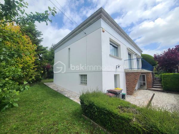 À Ormesson-sur-Marne, venez découvrir cette très belle maison familiale de type F5 d’environ 110 m², édifiée sur un magnifique terrain arboré de 560 m², entièrement clos et sans vis-à-vis.
Parfaitement entretenue, cette maison se compose comme suit :
Au rez-de-chaussée :
- Une vaste entrée,
- Une chambre,
- Un accès direct au garage,
- Une chaufferie / buanderie.
Un élégant escalier en marbre mène à l’étage, où un couloir dessert :
- Deux chambres,
- Un lumineux séjour / salle à manger en L avec cheminée, bénéficiant de grandes baies vitrées le tout exposé Sud/Est,
- Une spacieuse cuisine dinatoire,
- Une salle d’eau,
- Un WC indépendant.
Depuis le séjour exposé plein sud, vous accédez à un balcon filant équipé de stores bannes électrique avec escalier menant directement au jardin arboré.
Un espace de rangement attenant à la maison offre une solution de stockage pratique et se prolonge par une agréable cave à vin.
Le terrain, entièrement clos et soigneusement entretenu, dispose d’un portail et d’un portillon métalliques, garantissant confort, intimité et sécurité.
Une maison chaleureuse et fonctionnelle, idéale pour une famille.
*** VISITE POSSIBLE 7j/7 sur RDV jusqu'à 21h30 ***