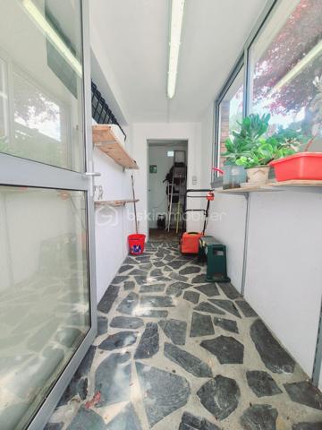 À Ormesson-sur-Marne, venez découvrir cette très belle maison familiale de type F5 d’environ 110 m², édifiée sur un magnifique terrain arboré de 560 m², entièrement clos et sans vis-à-vis.
Parfaitement entretenue, cette maison se compose comme suit :
Au rez-de-chaussée :
- Une vaste entrée,
- Une chambre,
- Un accès direct au garage,
- Une chaufferie / buanderie.
Un élégant escalier en marbre mène à l’étage, où un couloir dessert :
- Deux chambres,
- Un lumineux séjour / salle à manger en L avec cheminée, bénéficiant de grandes baies vitrées le tout exposé Sud/Est,
- Une spacieuse cuisine dinatoire,
- Une salle d’eau,
- Un WC indépendant.
Depuis le séjour exposé plein sud, vous accédez à un balcon filant équipé de stores bannes électrique avec escalier menant directement au jardin arboré.
Un espace de rangement attenant à la maison offre une solution de stockage pratique et se prolonge par une agréable cave à vin.
Le terrain, entièrement clos et soigneusement entretenu, dispose d’un portail et d’un portillon métalliques, garantissant confort, intimité et sécurité.
Une maison chaleureuse et fonctionnelle, idéale pour une famille.
*** VISITE POSSIBLE 7j/7 sur RDV jusqu'à 21h30 ***