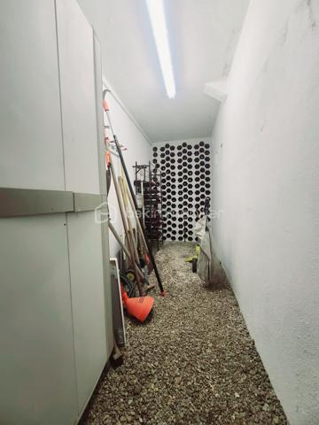 À Ormesson-sur-Marne, venez découvrir cette très belle maison familiale de type F5 d’environ 110 m², édifiée sur un magnifique terrain arboré de 560 m², entièrement clos et sans vis-à-vis.
Parfaitement entretenue, cette maison se compose comme suit :
Au rez-de-chaussée :
- Une vaste entrée,
- Une chambre,
- Un accès direct au garage,
- Une chaufferie / buanderie.
Un élégant escalier en marbre mène à l’étage, où un couloir dessert :
- Deux chambres,
- Un lumineux séjour / salle à manger en L avec cheminée, bénéficiant de grandes baies vitrées le tout exposé Sud/Est,
- Une spacieuse cuisine dinatoire,
- Une salle d’eau,
- Un WC indépendant.
Depuis le séjour exposé plein sud, vous accédez à un balcon filant équipé de stores bannes électrique avec escalier menant directement au jardin arboré.
Un espace de rangement attenant à la maison offre une solution de stockage pratique et se prolonge par une agréable cave à vin.
Le terrain, entièrement clos et soigneusement entretenu, dispose d’un portail et d’un portillon métalliques, garantissant confort, intimité et sécurité.
Une maison chaleureuse et fonctionnelle, idéale pour une famille.
*** VISITE POSSIBLE 7j/7 sur RDV jusqu'à 21h30 ***