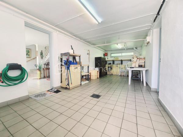 À Ormesson-sur-Marne, venez découvrir cette très belle maison familiale de type F5 d’environ 110 m², édifiée sur un magnifique terrain arboré de 560 m², entièrement clos et sans vis-à-vis.
Parfaitement entretenue, cette maison se compose comme suit :
Au rez-de-chaussée :
- Une vaste entrée,
- Une chambre,
- Un accès direct au garage,
- Une chaufferie / buanderie.
Un élégant escalier en marbre mène à l’étage, où un couloir dessert :
- Deux chambres,
- Un lumineux séjour / salle à manger en L avec cheminée, bénéficiant de grandes baies vitrées le tout exposé Sud/Est,
- Une spacieuse cuisine dinatoire,
- Une salle d’eau,
- Un WC indépendant.
Depuis le séjour exposé plein sud, vous accédez à un balcon filant équipé de stores bannes électrique avec escalier menant directement au jardin arboré.
Un espace de rangement attenant à la maison offre une solution de stockage pratique et se prolonge par une agréable cave à vin.
Le terrain, entièrement clos et soigneusement entretenu, dispose d’un portail et d’un portillon métalliques, garantissant confort, intimité et sécurité.
Une maison chaleureuse et fonctionnelle, idéale pour une famille.
*** VISITE POSSIBLE 7j/7 sur RDV jusqu'à 21h30 ***