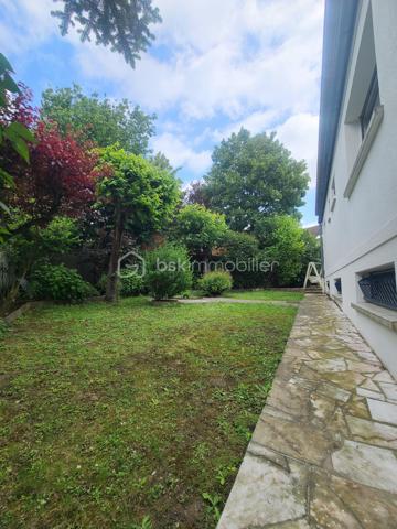 À Ormesson-sur-Marne, venez découvrir cette très belle maison familiale de type F5 d’environ 110 m², édifiée sur un magnifique terrain arboré de 560 m², entièrement clos et sans vis-à-vis.
Parfaitement entretenue, cette maison se compose comme suit :
Au rez-de-chaussée :
- Une vaste entrée,
- Une chambre,
- Un accès direct au garage,
- Une chaufferie / buanderie.
Un élégant escalier en marbre mène à l’étage, où un couloir dessert :
- Deux chambres,
- Un lumineux séjour / salle à manger en L avec cheminée, bénéficiant de grandes baies vitrées le tout exposé Sud/Est,
- Une spacieuse cuisine dinatoire,
- Une salle d’eau,
- Un WC indépendant.
Depuis le séjour exposé plein sud, vous accédez à un balcon filant équipé de stores bannes électrique avec escalier menant directement au jardin arboré.
Un espace de rangement attenant à la maison offre une solution de stockage pratique et se prolonge par une agréable cave à vin.
Le terrain, entièrement clos et soigneusement entretenu, dispose d’un portail et d’un portillon métalliques, garantissant confort, intimité et sécurité.
Une maison chaleureuse et fonctionnelle, idéale pour une famille.
*** VISITE POSSIBLE 7j/7 sur RDV jusqu'à 21h30 ***