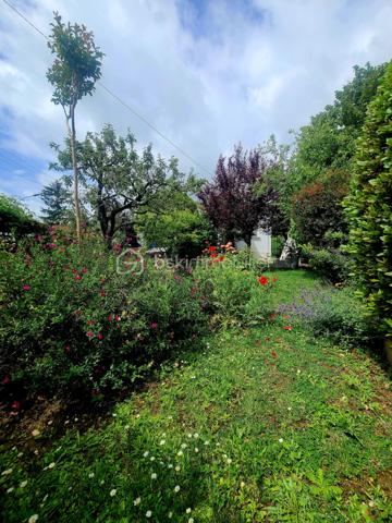 À Ormesson-sur-Marne, venez découvrir cette très belle maison familiale de type F5 d’environ 110 m², édifiée sur un magnifique terrain arboré de 560 m², entièrement clos et sans vis-à-vis.
Parfaitement entretenue, cette maison se compose comme suit :
Au rez-de-chaussée :
- Une vaste entrée,
- Une chambre,
- Un accès direct au garage,
- Une chaufferie / buanderie.
Un élégant escalier en marbre mène à l’étage, où un couloir dessert :
- Deux chambres,
- Un lumineux séjour / salle à manger en L avec cheminée, bénéficiant de grandes baies vitrées le tout exposé Sud/Est,
- Une spacieuse cuisine dinatoire,
- Une salle d’eau,
- Un WC indépendant.
Depuis le séjour exposé plein sud, vous accédez à un balcon filant équipé de stores bannes électrique avec escalier menant directement au jardin arboré.
Un espace de rangement attenant à la maison offre une solution de stockage pratique et se prolonge par une agréable cave à vin.
Le terrain, entièrement clos et soigneusement entretenu, dispose d’un portail et d’un portillon métalliques, garantissant confort, intimité et sécurité.
Une maison chaleureuse et fonctionnelle, idéale pour une famille.
*** VISITE POSSIBLE 7j/7 sur RDV jusqu'à 21h30 ***