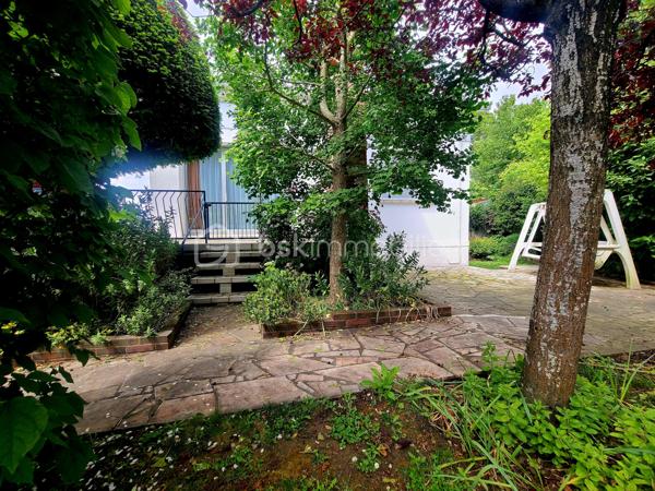 À Ormesson-sur-Marne, venez découvrir cette très belle maison familiale de type F5 d’environ 110 m², édifiée sur un magnifique terrain arboré de 560 m², entièrement clos et sans vis-à-vis.
Parfaitement entretenue, cette maison se compose comme suit :
Au rez-de-chaussée :
- Une vaste entrée,
- Une chambre,
- Un accès direct au garage,
- Une chaufferie / buanderie.
Un élégant escalier en marbre mène à l’étage, où un couloir dessert :
- Deux chambres,
- Un lumineux séjour / salle à manger en L avec cheminée, bénéficiant de grandes baies vitrées le tout exposé Sud/Est,
- Une spacieuse cuisine dinatoire,
- Une salle d’eau,
- Un WC indépendant.
Depuis le séjour exposé plein sud, vous accédez à un balcon filant équipé de stores bannes électrique avec escalier menant directement au jardin arboré.
Un espace de rangement attenant à la maison offre une solution de stockage pratique et se prolonge par une agréable cave à vin.
Le terrain, entièrement clos et soigneusement entretenu, dispose d’un portail et d’un portillon métalliques, garantissant confort, intimité et sécurité.
Une maison chaleureuse et fonctionnelle, idéale pour une famille.
*** VISITE POSSIBLE 7j/7 sur RDV jusqu'à 21h30 ***