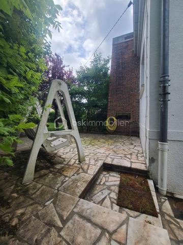 À Ormesson-sur-Marne, venez découvrir cette très belle maison familiale de type F5 d’environ 110 m², édifiée sur un magnifique terrain arboré de 560 m², entièrement clos et sans vis-à-vis.
Parfaitement entretenue, cette maison se compose comme suit :
Au rez-de-chaussée :
- Une vaste entrée,
- Une chambre,
- Un accès direct au garage,
- Une chaufferie / buanderie.
Un élégant escalier en marbre mène à l’étage, où un couloir dessert :
- Deux chambres,
- Un lumineux séjour / salle à manger en L avec cheminée, bénéficiant de grandes baies vitrées le tout exposé Sud/Est,
- Une spacieuse cuisine dinatoire,
- Une salle d’eau,
- Un WC indépendant.
Depuis le séjour exposé plein sud, vous accédez à un balcon filant équipé de stores bannes électrique avec escalier menant directement au jardin arboré.
Un espace de rangement attenant à la maison offre une solution de stockage pratique et se prolonge par une agréable cave à vin.
Le terrain, entièrement clos et soigneusement entretenu, dispose d’un portail et d’un portillon métalliques, garantissant confort, intimité et sécurité.
Une maison chaleureuse et fonctionnelle, idéale pour une famille.
*** VISITE POSSIBLE 7j/7 sur RDV jusqu'à 21h30 ***