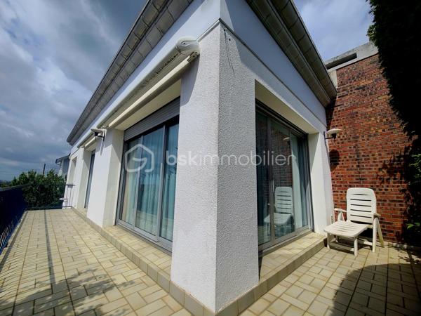 À Ormesson-sur-Marne, venez découvrir cette très belle maison familiale de type F5 d’environ 110 m², édifiée sur un magnifique terrain arboré de 560 m², entièrement clos et sans vis-à-vis.
Parfaitement entretenue, cette maison se compose comme suit :
Au rez-de-chaussée :
- Une vaste entrée,
- Une chambre,
- Un accès direct au garage,
- Une chaufferie / buanderie.
Un élégant escalier en marbre mène à l’étage, où un couloir dessert :
- Deux chambres,
- Un lumineux séjour / salle à manger en L avec cheminée, bénéficiant de grandes baies vitrées le tout exposé Sud/Est,
- Une spacieuse cuisine dinatoire,
- Une salle d’eau,
- Un WC indépendant.
Depuis le séjour exposé plein sud, vous accédez à un balcon filant équipé de stores bannes électrique avec escalier menant directement au jardin arboré.
Un espace de rangement attenant à la maison offre une solution de stockage pratique et se prolonge par une agréable cave à vin.
Le terrain, entièrement clos et soigneusement entretenu, dispose d’un portail et d’un portillon métalliques, garantissant confort, intimité et sécurité.
Une maison chaleureuse et fonctionnelle, idéale pour une famille.
*** VISITE POSSIBLE 7j/7 sur RDV jusqu'à 21h30 ***