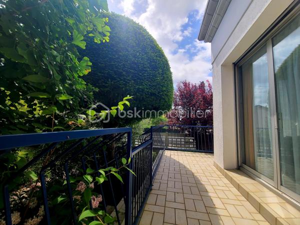 À Ormesson-sur-Marne, venez découvrir cette très belle maison familiale de type F5 d’environ 110 m², édifiée sur un magnifique terrain arboré de 560 m², entièrement clos et sans vis-à-vis.
Parfaitement entretenue, cette maison se compose comme suit :
Au rez-de-chaussée :
- Une vaste entrée,
- Une chambre,
- Un accès direct au garage,
- Une chaufferie / buanderie.
Un élégant escalier en marbre mène à l’étage, où un couloir dessert :
- Deux chambres,
- Un lumineux séjour / salle à manger en L avec cheminée, bénéficiant de grandes baies vitrées le tout exposé Sud/Est,
- Une spacieuse cuisine dinatoire,
- Une salle d’eau,
- Un WC indépendant.
Depuis le séjour exposé plein sud, vous accédez à un balcon filant équipé de stores bannes électrique avec escalier menant directement au jardin arboré.
Un espace de rangement attenant à la maison offre une solution de stockage pratique et se prolonge par une agréable cave à vin.
Le terrain, entièrement clos et soigneusement entretenu, dispose d’un portail et d’un portillon métalliques, garantissant confort, intimité et sécurité.
Une maison chaleureuse et fonctionnelle, idéale pour une famille.
*** VISITE POSSIBLE 7j/7 sur RDV jusqu'à 21h30 ***