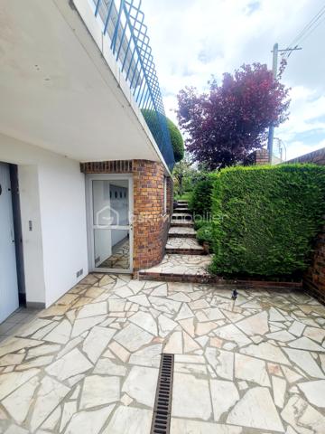 À Ormesson-sur-Marne, venez découvrir cette très belle maison familiale de type F5 d’environ 110 m², édifiée sur un magnifique terrain arboré de 560 m², entièrement clos et sans vis-à-vis.
Parfaitement entretenue, cette maison se compose comme suit :
Au rez-de-chaussée :
- Une vaste entrée,
- Une chambre,
- Un accès direct au garage,
- Une chaufferie / buanderie.
Un élégant escalier en marbre mène à l’étage, où un couloir dessert :
- Deux chambres,
- Un lumineux séjour / salle à manger en L avec cheminée, bénéficiant de grandes baies vitrées le tout exposé Sud/Est,
- Une spacieuse cuisine dinatoire,
- Une salle d’eau,
- Un WC indépendant.
Depuis le séjour exposé plein sud, vous accédez à un balcon filant équipé de stores bannes électrique avec escalier menant directement au jardin arboré.
Un espace de rangement attenant à la maison offre une solution de stockage pratique et se prolonge par une agréable cave à vin.
Le terrain, entièrement clos et soigneusement entretenu, dispose d’un portail et d’un portillon métalliques, garantissant confort, intimité et sécurité.
Une maison chaleureuse et fonctionnelle, idéale pour une famille.
*** VISITE POSSIBLE 7j/7 sur RDV jusqu'à 21h30 ***