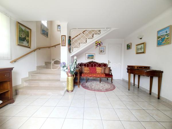 À Ormesson-sur-Marne, venez découvrir cette très belle maison familiale de type F5 d’environ 110 m², édifiée sur un magnifique terrain arboré de 560 m², entièrement clos et sans vis-à-vis.
Parfaitement entretenue, cette maison se compose comme suit :
Au rez-de-chaussée :
- Une vaste entrée,
- Une chambre,
- Un accès direct au garage,
- Une chaufferie / buanderie.
Un élégant escalier en marbre mène à l’étage, où un couloir dessert :
- Deux chambres,
- Un lumineux séjour / salle à manger en L avec cheminée, bénéficiant de grandes baies vitrées le tout exposé Sud/Est,
- Une spacieuse cuisine dinatoire,
- Une salle d’eau,
- Un WC indépendant.
Depuis le séjour exposé plein sud, vous accédez à un balcon filant équipé de stores bannes électrique avec escalier menant directement au jardin arboré.
Un espace de rangement attenant à la maison offre une solution de stockage pratique et se prolonge par une agréable cave à vin.
Le terrain, entièrement clos et soigneusement entretenu, dispose d’un portail et d’un portillon métalliques, garantissant confort, intimité et sécurité.
Une maison chaleureuse et fonctionnelle, idéale pour une famille.
*** VISITE POSSIBLE 7j/7 sur RDV jusqu'à 21h30 ***