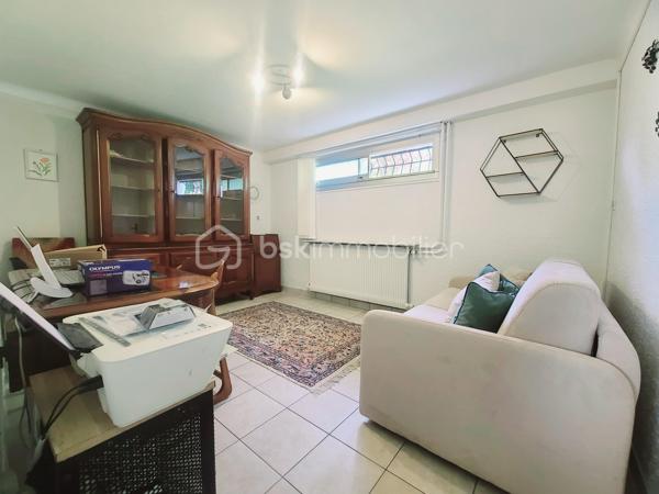 À Ormesson-sur-Marne, venez découvrir cette très belle maison familiale de type F5 d’environ 110 m², édifiée sur un magnifique terrain arboré de 560 m², entièrement clos et sans vis-à-vis.
Parfaitement entretenue, cette maison se compose comme suit :
Au rez-de-chaussée :
- Une vaste entrée,
- Une chambre,
- Un accès direct au garage,
- Une chaufferie / buanderie.
Un élégant escalier en marbre mène à l’étage, où un couloir dessert :
- Deux chambres,
- Un lumineux séjour / salle à manger en L avec cheminée, bénéficiant de grandes baies vitrées le tout exposé Sud/Est,
- Une spacieuse cuisine dinatoire,
- Une salle d’eau,
- Un WC indépendant.
Depuis le séjour exposé plein sud, vous accédez à un balcon filant équipé de stores bannes électrique avec escalier menant directement au jardin arboré.
Un espace de rangement attenant à la maison offre une solution de stockage pratique et se prolonge par une agréable cave à vin.
Le terrain, entièrement clos et soigneusement entretenu, dispose d’un portail et d’un portillon métalliques, garantissant confort, intimité et sécurité.
Une maison chaleureuse et fonctionnelle, idéale pour une famille.
*** VISITE POSSIBLE 7j/7 sur RDV jusqu'à 21h30 ***