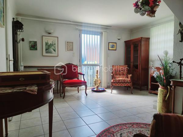 À Ormesson-sur-Marne, venez découvrir cette très belle maison familiale de type F5 d’environ 110 m², édifiée sur un magnifique terrain arboré de 560 m², entièrement clos et sans vis-à-vis.
Parfaitement entretenue, cette maison se compose comme suit :
Au rez-de-chaussée :
- Une vaste entrée,
- Une chambre,
- Un accès direct au garage,
- Une chaufferie / buanderie.
Un élégant escalier en marbre mène à l’étage, où un couloir dessert :
- Deux chambres,
- Un lumineux séjour / salle à manger en L avec cheminée, bénéficiant de grandes baies vitrées le tout exposé Sud/Est,
- Une spacieuse cuisine dinatoire,
- Une salle d’eau,
- Un WC indépendant.
Depuis le séjour exposé plein sud, vous accédez à un balcon filant équipé de stores bannes électrique avec escalier menant directement au jardin arboré.
Un espace de rangement attenant à la maison offre une solution de stockage pratique et se prolonge par une agréable cave à vin.
Le terrain, entièrement clos et soigneusement entretenu, dispose d’un portail et d’un portillon métalliques, garantissant confort, intimité et sécurité.
Une maison chaleureuse et fonctionnelle, idéale pour une famille.
*** VISITE POSSIBLE 7j/7 sur RDV jusqu'à 21h30 ***