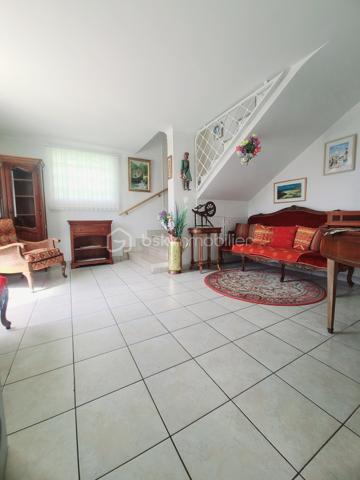 À Ormesson-sur-Marne, venez découvrir cette très belle maison familiale de type F5 d’environ 110 m², édifiée sur un magnifique terrain arboré de 560 m², entièrement clos et sans vis-à-vis.
Parfaitement entretenue, cette maison se compose comme suit :
Au rez-de-chaussée :
- Une vaste entrée,
- Une chambre,
- Un accès direct au garage,
- Une chaufferie / buanderie.
Un élégant escalier en marbre mène à l’étage, où un couloir dessert :
- Deux chambres,
- Un lumineux séjour / salle à manger en L avec cheminée, bénéficiant de grandes baies vitrées le tout exposé Sud/Est,
- Une spacieuse cuisine dinatoire,
- Une salle d’eau,
- Un WC indépendant.
Depuis le séjour exposé plein sud, vous accédez à un balcon filant équipé de stores bannes électrique avec escalier menant directement au jardin arboré.
Un espace de rangement attenant à la maison offre une solution de stockage pratique et se prolonge par une agréable cave à vin.
Le terrain, entièrement clos et soigneusement entretenu, dispose d’un portail et d’un portillon métalliques, garantissant confort, intimité et sécurité.
Une maison chaleureuse et fonctionnelle, idéale pour une famille.
*** VISITE POSSIBLE 7j/7 sur RDV jusqu'à 21h30 ***