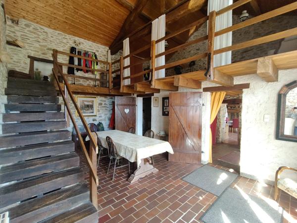 Maison en pierre atypique