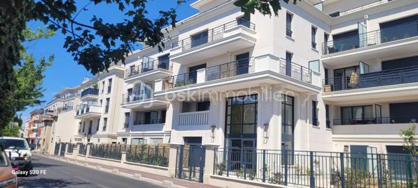 Coup de cœur assuré ! Découvrez ce superbe appartement neuf de 49 m², situé dans la résidence récente Les Jardins de l’Alma, au sein du très recherché quartier des Mûriers, à proximité de La Varenne–Champignol.

Disponible immédiatement – Jamais habité – Aucun travaux à prévoir !

Ce 2 pièces moderne et lumineux offre des prestations de qualité et un confort optimal, idéal pour une résidence principale ou un investissement locatif sécurisé.

Ses nombreux atouts :
✅ Belle pièce de vie lumineuse avec cuisine ouverte entièrement équipée
✅ Chambre confortable avec rangements
✅ Salle d’eau contemporaine + WC séparés
✅ Grande loggia couverte pour profiter d’un extérieur toute l’année
✅ Parquet massif et finitions soignées
✅ Menuiseries aluminium K-LINE haute performance (isolation thermique et phonique)
✅ Domotique et système d’alarme intégrés
✅ Chaudière individuelle à condensation économique
✅ Résidence récente sécurisée avec ascenseur
✅ Faibles charges
✅ Place de parking privative en sous-sol sécurisé
✅ Garanties constructeur encore en cours

Un emplacement privilégié :
À quelques pas des commerces, écoles, transports et services, dans un quartier calme et en plein développement, cet appartement bénéficie d’un cadre de vie recherché entre dynamisme urbain et environnement résidentiel.
Venez vite nous rendre visite, car cette opportunité ne restera pas disponible longtemps
Raoul GALULA Tel : 0629465534