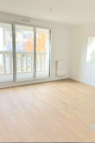 Coup de cœur assuré ! Découvrez ce superbe appartement neuf de 49 m², situé dans la résidence récente Les Jardins de l’Alma, au sein du très recherché quartier des Mûriers, à proximité de La Varenne–Champignol.

Disponible immédiatement – Jamais habité – Aucun travaux à prévoir !

Ce 2 pièces moderne et lumineux offre des prestations de qualité et un confort optimal, idéal pour une résidence principale ou un investissement locatif sécurisé.

Ses nombreux atouts :
✅ Belle pièce de vie lumineuse avec cuisine ouverte entièrement équipée
✅ Chambre confortable avec rangements
✅ Salle d’eau contemporaine + WC séparés
✅ Grande loggia couverte pour profiter d’un extérieur toute l’année
✅ Parquet massif et finitions soignées
✅ Menuiseries aluminium K-LINE haute performance (isolation thermique et phonique)
✅ Domotique et système d’alarme intégrés
✅ Chaudière individuelle à condensation économique
✅ Résidence récente sécurisée avec ascenseur
✅ Faibles charges
✅ Place de parking privative en sous-sol sécurisé
✅ Garanties constructeur encore en cours

Un emplacement privilégié :
À quelques pas des commerces, écoles, transports et services, dans un quartier calme et en plein développement, cet appartement bénéficie d’un cadre de vie recherché entre dynamisme urbain et environnement résidentiel.
Venez vite nous rendre visite, car cette opportunité ne restera pas disponible longtemps
Raoul GALULA Tel : 0629465534