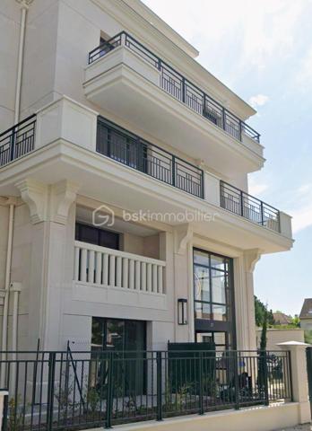 Coup de cœur assuré ! Découvrez ce superbe appartement neuf de 49 m², situé dans la résidence récente Les Jardins de l’Alma, au sein du très recherché quartier des Mûriers, à proximité de La Varenne–Champignol.

Disponible immédiatement – Jamais habité – Aucun travaux à prévoir !

Ce 2 pièces moderne et lumineux offre des prestations de qualité et un confort optimal, idéal pour une résidence principale ou un investissement locatif sécurisé.

Ses nombreux atouts :
✅ Belle pièce de vie lumineuse avec cuisine ouverte entièrement équipée
✅ Chambre confortable avec rangements
✅ Salle d’eau contemporaine + WC séparés
✅ Grande loggia couverte pour profiter d’un extérieur toute l’année
✅ Parquet massif et finitions soignées
✅ Menuiseries aluminium K-LINE haute performance (isolation thermique et phonique)
✅ Domotique et système d’alarme intégrés
✅ Chaudière individuelle à condensation économique
✅ Résidence récente sécurisée avec ascenseur
✅ Faibles charges
✅ Place de parking privative en sous-sol sécurisé
✅ Garanties constructeur encore en cours

Un emplacement privilégié :
À quelques pas des commerces, écoles, transports et services, dans un quartier calme et en plein développement, cet appartement bénéficie d’un cadre de vie recherché entre dynamisme urbain et environnement résidentiel.
Venez vite nous rendre visite, car cette opportunité ne restera pas disponible longtemps
Raoul GALULA Tel : 0629465534