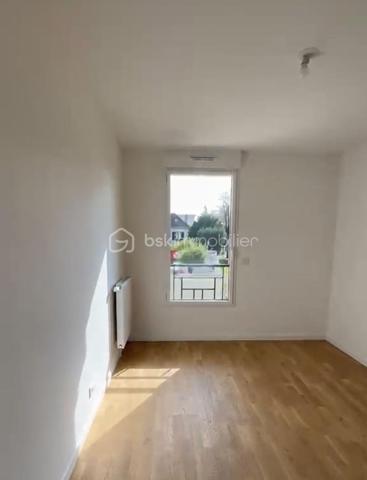 Coup de cœur assuré ! Découvrez ce superbe appartement neuf de 49 m², situé dans la résidence récente Les Jardins de l’Alma, au sein du très recherché quartier des Mûriers, à proximité de La Varenne–Champignol.

Disponible immédiatement – Jamais habité – Aucun travaux à prévoir !

Ce 2 pièces moderne et lumineux offre des prestations de qualité et un confort optimal, idéal pour une résidence principale ou un investissement locatif sécurisé.

Ses nombreux atouts :
✅ Belle pièce de vie lumineuse avec cuisine ouverte entièrement équipée
✅ Chambre confortable avec rangements
✅ Salle d’eau contemporaine + WC séparés
✅ Grande loggia couverte pour profiter d’un extérieur toute l’année
✅ Parquet massif et finitions soignées
✅ Menuiseries aluminium K-LINE haute performance (isolation thermique et phonique)
✅ Domotique et système d’alarme intégrés
✅ Chaudière individuelle à condensation économique
✅ Résidence récente sécurisée avec ascenseur
✅ Faibles charges
✅ Place de parking privative en sous-sol sécurisé
✅ Garanties constructeur encore en cours

Un emplacement privilégié :
À quelques pas des commerces, écoles, transports et services, dans un quartier calme et en plein développement, cet appartement bénéficie d’un cadre de vie recherché entre dynamisme urbain et environnement résidentiel.
Venez vite nous rendre visite, car cette opportunité ne restera pas disponible longtemps
Raoul GALULA Tel : 0629465534