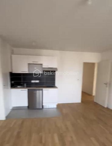 Coup de cœur assuré ! Découvrez ce superbe appartement neuf de 49 m², situé dans la résidence récente Les Jardins de l’Alma, au sein du très recherché quartier des Mûriers, à proximité de La Varenne–Champignol.

Disponible immédiatement – Jamais habité – Aucun travaux à prévoir !

Ce 2 pièces moderne et lumineux offre des prestations de qualité et un confort optimal, idéal pour une résidence principale ou un investissement locatif sécurisé.

Ses nombreux atouts :
✅ Belle pièce de vie lumineuse avec cuisine ouverte entièrement équipée
✅ Chambre confortable avec rangements
✅ Salle d’eau contemporaine + WC séparés
✅ Grande loggia couverte pour profiter d’un extérieur toute l’année
✅ Parquet massif et finitions soignées
✅ Menuiseries aluminium K-LINE haute performance (isolation thermique et phonique)
✅ Domotique et système d’alarme intégrés
✅ Chaudière individuelle à condensation économique
✅ Résidence récente sécurisée avec ascenseur
✅ Faibles charges
✅ Place de parking privative en sous-sol sécurisé
✅ Garanties constructeur encore en cours

Un emplacement privilégié :
À quelques pas des commerces, écoles, transports et services, dans un quartier calme et en plein développement, cet appartement bénéficie d’un cadre de vie recherché entre dynamisme urbain et environnement résidentiel.
Venez vite nous rendre visite, car cette opportunité ne restera pas disponible longtemps
Raoul GALULA Tel : 0629465534