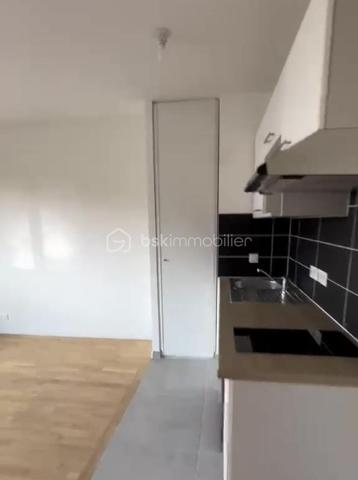 Coup de cœur assuré ! Découvrez ce superbe appartement neuf de 49 m², situé dans la résidence récente Les Jardins de l’Alma, au sein du très recherché quartier des Mûriers, à proximité de La Varenne–Champignol.

Disponible immédiatement – Jamais habité – Aucun travaux à prévoir !

Ce 2 pièces moderne et lumineux offre des prestations de qualité et un confort optimal, idéal pour une résidence principale ou un investissement locatif sécurisé.

Ses nombreux atouts :
✅ Belle pièce de vie lumineuse avec cuisine ouverte entièrement équipée
✅ Chambre confortable avec rangements
✅ Salle d’eau contemporaine + WC séparés
✅ Grande loggia couverte pour profiter d’un extérieur toute l’année
✅ Parquet massif et finitions soignées
✅ Menuiseries aluminium K-LINE haute performance (isolation thermique et phonique)
✅ Domotique et système d’alarme intégrés
✅ Chaudière individuelle à condensation économique
✅ Résidence récente sécurisée avec ascenseur
✅ Faibles charges
✅ Place de parking privative en sous-sol sécurisé
✅ Garanties constructeur encore en cours

Un emplacement privilégié :
À quelques pas des commerces, écoles, transports et services, dans un quartier calme et en plein développement, cet appartement bénéficie d’un cadre de vie recherché entre dynamisme urbain et environnement résidentiel.
Venez vite nous rendre visite, car cette opportunité ne restera pas disponible longtemps
Raoul GALULA Tel : 0629465534