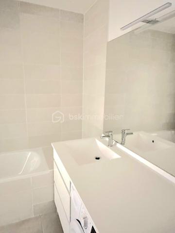 Coup de cœur assuré ! Découvrez ce superbe appartement neuf de 49 m², situé dans la résidence récente Les Jardins de l’Alma, au sein du très recherché quartier des Mûriers, à proximité de La Varenne–Champignol.

Disponible immédiatement – Jamais habité – Aucun travaux à prévoir !

Ce 2 pièces moderne et lumineux offre des prestations de qualité et un confort optimal, idéal pour une résidence principale ou un investissement locatif sécurisé.

Ses nombreux atouts :
✅ Belle pièce de vie lumineuse avec cuisine ouverte entièrement équipée
✅ Chambre confortable avec rangements
✅ Salle d’eau contemporaine + WC séparés
✅ Grande loggia couverte pour profiter d’un extérieur toute l’année
✅ Parquet massif et finitions soignées
✅ Menuiseries aluminium K-LINE haute performance (isolation thermique et phonique)
✅ Domotique et système d’alarme intégrés
✅ Chaudière individuelle à condensation économique
✅ Résidence récente sécurisée avec ascenseur
✅ Faibles charges
✅ Place de parking privative en sous-sol sécurisé
✅ Garanties constructeur encore en cours

Un emplacement privilégié :
À quelques pas des commerces, écoles, transports et services, dans un quartier calme et en plein développement, cet appartement bénéficie d’un cadre de vie recherché entre dynamisme urbain et environnement résidentiel.
Venez vite nous rendre visite, car cette opportunité ne restera pas disponible longtemps
Raoul GALULA Tel : 0629465534