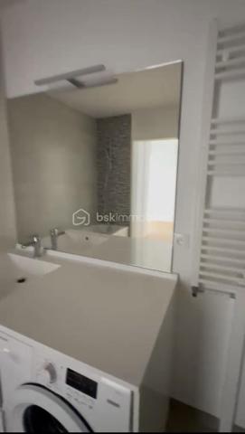 Coup de cœur assuré ! Découvrez ce superbe appartement neuf de 49 m², situé dans la résidence récente Les Jardins de l’Alma, au sein du très recherché quartier des Mûriers, à proximité de La Varenne–Champignol.

Disponible immédiatement – Jamais habité – Aucun travaux à prévoir !

Ce 2 pièces moderne et lumineux offre des prestations de qualité et un confort optimal, idéal pour une résidence principale ou un investissement locatif sécurisé.

Ses nombreux atouts :
✅ Belle pièce de vie lumineuse avec cuisine ouverte entièrement équipée
✅ Chambre confortable avec rangements
✅ Salle d’eau contemporaine + WC séparés
✅ Grande loggia couverte pour profiter d’un extérieur toute l’année
✅ Parquet massif et finitions soignées
✅ Menuiseries aluminium K-LINE haute performance (isolation thermique et phonique)
✅ Domotique et système d’alarme intégrés
✅ Chaudière individuelle à condensation économique
✅ Résidence récente sécurisée avec ascenseur
✅ Faibles charges
✅ Place de parking privative en sous-sol sécurisé
✅ Garanties constructeur encore en cours

Un emplacement privilégié :
À quelques pas des commerces, écoles, transports et services, dans un quartier calme et en plein développement, cet appartement bénéficie d’un cadre de vie recherché entre dynamisme urbain et environnement résidentiel.
Venez vite nous rendre visite, car cette opportunité ne restera pas disponible longtemps
Raoul GALULA Tel : 0629465534