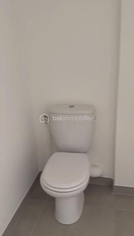 Coup de cœur assuré ! Découvrez ce superbe appartement neuf de 49 m², situé dans la résidence récente Les Jardins de l’Alma, au sein du très recherché quartier des Mûriers, à proximité de La Varenne–Champignol.

Disponible immédiatement – Jamais habité – Aucun travaux à prévoir !

Ce 2 pièces moderne et lumineux offre des prestations de qualité et un confort optimal, idéal pour une résidence principale ou un investissement locatif sécurisé.

Ses nombreux atouts :
✅ Belle pièce de vie lumineuse avec cuisine ouverte entièrement équipée
✅ Chambre confortable avec rangements
✅ Salle d’eau contemporaine + WC séparés
✅ Grande loggia couverte pour profiter d’un extérieur toute l’année
✅ Parquet massif et finitions soignées
✅ Menuiseries aluminium K-LINE haute performance (isolation thermique et phonique)
✅ Domotique et système d’alarme intégrés
✅ Chaudière individuelle à condensation économique
✅ Résidence récente sécurisée avec ascenseur
✅ Faibles charges
✅ Place de parking privative en sous-sol sécurisé
✅ Garanties constructeur encore en cours

Un emplacement privilégié :
À quelques pas des commerces, écoles, transports et services, dans un quartier calme et en plein développement, cet appartement bénéficie d’un cadre de vie recherché entre dynamisme urbain et environnement résidentiel.
Venez vite nous rendre visite, car cette opportunité ne restera pas disponible longtemps
Raoul GALULA Tel : 0629465534