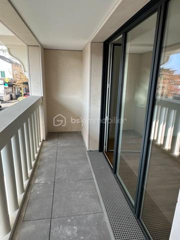 Coup de cœur assuré ! Découvrez ce superbe appartement neuf de 49 m², situé dans la résidence récente Les Jardins de l’Alma, au sein du très recherché quartier des Mûriers, à proximité de La Varenne–Champignol.

Disponible immédiatement – Jamais habité – Aucun travaux à prévoir !

Ce 2 pièces moderne et lumineux offre des prestations de qualité et un confort optimal, idéal pour une résidence principale ou un investissement locatif sécurisé.

Ses nombreux atouts :
✅ Belle pièce de vie lumineuse avec cuisine ouverte entièrement équipée
✅ Chambre confortable avec rangements
✅ Salle d’eau contemporaine + WC séparés
✅ Grande loggia couverte pour profiter d’un extérieur toute l’année
✅ Parquet massif et finitions soignées
✅ Menuiseries aluminium K-LINE haute performance (isolation thermique et phonique)
✅ Domotique et système d’alarme intégrés
✅ Chaudière individuelle à condensation économique
✅ Résidence récente sécurisée avec ascenseur
✅ Faibles charges
✅ Place de parking privative en sous-sol sécurisé
✅ Garanties constructeur encore en cours

Un emplacement privilégié :
À quelques pas des commerces, écoles, transports et services, dans un quartier calme et en plein développement, cet appartement bénéficie d’un cadre de vie recherché entre dynamisme urbain et environnement résidentiel.
Venez vite nous rendre visite, car cette opportunité ne restera pas disponible longtemps
Raoul GALULA Tel : 0629465534