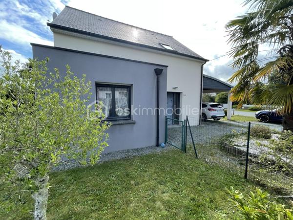 À vendre – Maison familiale 112 m² – 4 chambres – terrain 591 m²
Venez découvrir cette belle maison familiale de 112 m², idéalement située dans un environnement agréable, à seulement quelques minutes de Dinan, sur un terrain de 591 m².
Au rez-de-chaussée, vous profiterez d’une grande pièce de vie lumineuse avec salon-séjour et cuisine ouverte, idéale pour partager des moments en famille. Une arrière-cuisine pratique complète l’espace, ainsi qu’une chambre avec WC offrant un confort de vie de plain-pied.
À l’étage, la maison dispose de trois belles chambres, d’une salle de bain et d’un WC indépendant.
À l’extérieur, vous bénéficierez d’un terrain agréable et facile d’entretien ainsi que d’un carport permettant de stationner une voiture.
La maison est très bien située avec un arrêt de navette gratuit juste devant la maison, desservi toutes les 15 minutes, offrant un accès pratique aux alentours et à Dinan.
Maison spacieuse, fonctionnelle et lumineuse, idéale pour une famille recherchant calme et confort tout en restant proche des commodités.
📞 Pour plus d’informations ou organiser une visite, n’hésitez pas à me contacter.