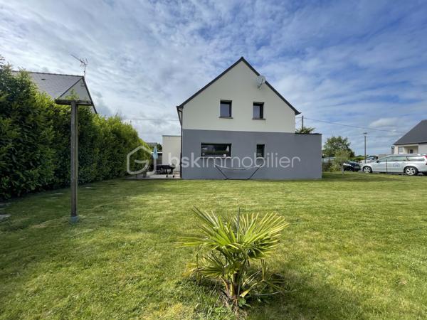 À vendre – Maison familiale 112 m² – 4 chambres – terrain 591 m²
Venez découvrir cette belle maison familiale de 112 m², idéalement située dans un environnement agréable, à seulement quelques minutes de Dinan, sur un terrain de 591 m².
Au rez-de-chaussée, vous profiterez d’une grande pièce de vie lumineuse avec salon-séjour et cuisine ouverte, idéale pour partager des moments en famille. Une arrière-cuisine pratique complète l’espace, ainsi qu’une chambre avec WC offrant un confort de vie de plain-pied.
À l’étage, la maison dispose de trois belles chambres, d’une salle de bain et d’un WC indépendant.
À l’extérieur, vous bénéficierez d’un terrain agréable et facile d’entretien ainsi que d’un carport permettant de stationner une voiture.
La maison est très bien située avec un arrêt de navette gratuit juste devant la maison, desservi toutes les 15 minutes, offrant un accès pratique aux alentours et à Dinan.
Maison spacieuse, fonctionnelle et lumineuse, idéale pour une famille recherchant calme et confort tout en restant proche des commodités.
📞 Pour plus d’informations ou organiser une visite, n’hésitez pas à me contacter.