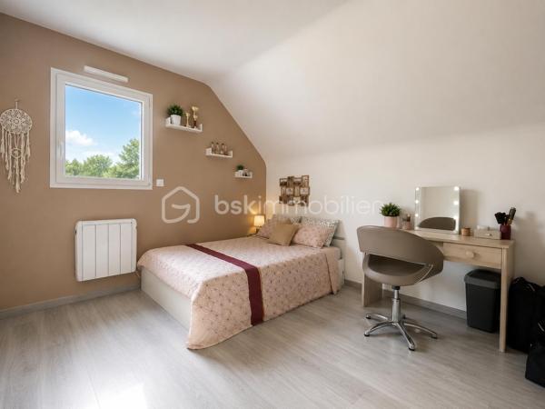 À vendre – Maison familiale 112 m² – 4 chambres – terrain 591 m²
Venez découvrir cette belle maison familiale de 112 m², idéalement située dans un environnement agréable, à seulement quelques minutes de Dinan, sur un terrain de 591 m².
Au rez-de-chaussée, vous profiterez d’une grande pièce de vie lumineuse avec salon-séjour et cuisine ouverte, idéale pour partager des moments en famille. Une arrière-cuisine pratique complète l’espace, ainsi qu’une chambre avec WC offrant un confort de vie de plain-pied.
À l’étage, la maison dispose de trois belles chambres, d’une salle de bain et d’un WC indépendant.
À l’extérieur, vous bénéficierez d’un terrain agréable et facile d’entretien ainsi que d’un carport permettant de stationner une voiture.
La maison est très bien située avec un arrêt de navette gratuit juste devant la maison, desservi toutes les 15 minutes, offrant un accès pratique aux alentours et à Dinan.
Maison spacieuse, fonctionnelle et lumineuse, idéale pour une famille recherchant calme et confort tout en restant proche des commodités.
📞 Pour plus d’informations ou organiser une visite, n’hésitez pas à me contacter.
