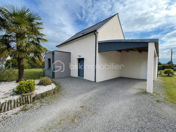 À vendre – Maison familiale 112 m² – 4 chambres – terrain 591 m²
Venez découvrir cette belle maison familiale de 112 m², idéalement située dans un environnement agréable, à seulement quelques minutes de Dinan, sur un terrain de 591 m².
Au rez-de-chaussée, vous profiterez d’une grande pièce de vie lumineuse avec salon-séjour et cuisine ouverte, idéale pour partager des moments en famille. Une arrière-cuisine pratique complète l’espace, ainsi qu’une chambre avec WC offrant un confort de vie de plain-pied.
À l’étage, la maison dispose de trois belles chambres, d’une salle de bain et d’un WC indépendant.
À l’extérieur, vous bénéficierez d’un terrain agréable et facile d’entretien ainsi que d’un carport permettant de stationner une voiture.
La maison est très bien située avec un arrêt de navette gratuit juste devant la maison, desservi toutes les 15 minutes, offrant un accès pratique aux alentours et à Dinan.
Maison spacieuse, fonctionnelle et lumineuse, idéale pour une famille recherchant calme et confort tout en restant proche des commodités.
📞 Pour plus d’informations ou organiser une visite, n’hésitez pas à me contacter.