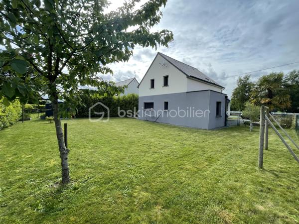 À vendre – Maison familiale 112 m² – 4 chambres – terrain 591 m²
Venez découvrir cette belle maison familiale de 112 m², idéalement située dans un environnement agréable, à seulement quelques minutes de Dinan, sur un terrain de 591 m².
Au rez-de-chaussée, vous profiterez d’une grande pièce de vie lumineuse avec salon-séjour et cuisine ouverte, idéale pour partager des moments en famille. Une arrière-cuisine pratique complète l’espace, ainsi qu’une chambre avec WC offrant un confort de vie de plain-pied.
À l’étage, la maison dispose de trois belles chambres, d’une salle de bain et d’un WC indépendant.
À l’extérieur, vous bénéficierez d’un terrain agréable et facile d’entretien ainsi que d’un carport permettant de stationner une voiture.
La maison est très bien située avec un arrêt de navette gratuit juste devant la maison, desservi toutes les 15 minutes, offrant un accès pratique aux alentours et à Dinan.
Maison spacieuse, fonctionnelle et lumineuse, idéale pour une famille recherchant calme et confort tout en restant proche des commodités.
📞 Pour plus d’informations ou organiser une visite, n’hésitez pas à me contacter.