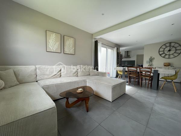 À vendre – Maison familiale 112 m² – 4 chambres – terrain 591 m²
Venez découvrir cette belle maison familiale de 112 m², idéalement située dans un environnement agréable, à seulement quelques minutes de Dinan, sur un terrain de 591 m².
Au rez-de-chaussée, vous profiterez d’une grande pièce de vie lumineuse avec salon-séjour et cuisine ouverte, idéale pour partager des moments en famille. Une arrière-cuisine pratique complète l’espace, ainsi qu’une chambre avec WC offrant un confort de vie de plain-pied.
À l’étage, la maison dispose de trois belles chambres, d’une salle de bain et d’un WC indépendant.
À l’extérieur, vous bénéficierez d’un terrain agréable et facile d’entretien ainsi que d’un carport permettant de stationner une voiture.
La maison est très bien située avec un arrêt de navette gratuit juste devant la maison, desservi toutes les 15 minutes, offrant un accès pratique aux alentours et à Dinan.
Maison spacieuse, fonctionnelle et lumineuse, idéale pour une famille recherchant calme et confort tout en restant proche des commodités.
📞 Pour plus d’informations ou organiser une visite, n’hésitez pas à me contacter.