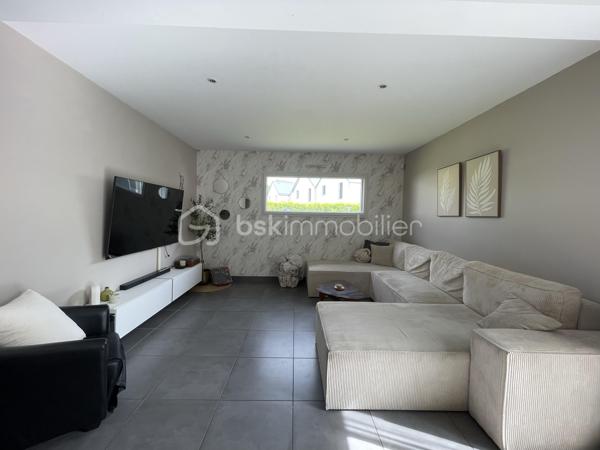 À vendre – Maison familiale 112 m² – 4 chambres – terrain 591 m²
Venez découvrir cette belle maison familiale de 112 m², idéalement située dans un environnement agréable, à seulement quelques minutes de Dinan, sur un terrain de 591 m².
Au rez-de-chaussée, vous profiterez d’une grande pièce de vie lumineuse avec salon-séjour et cuisine ouverte, idéale pour partager des moments en famille. Une arrière-cuisine pratique complète l’espace, ainsi qu’une chambre avec WC offrant un confort de vie de plain-pied.
À l’étage, la maison dispose de trois belles chambres, d’une salle de bain et d’un WC indépendant.
À l’extérieur, vous bénéficierez d’un terrain agréable et facile d’entretien ainsi que d’un carport permettant de stationner une voiture.
La maison est très bien située avec un arrêt de navette gratuit juste devant la maison, desservi toutes les 15 minutes, offrant un accès pratique aux alentours et à Dinan.
Maison spacieuse, fonctionnelle et lumineuse, idéale pour une famille recherchant calme et confort tout en restant proche des commodités.
📞 Pour plus d’informations ou organiser une visite, n’hésitez pas à me contacter.