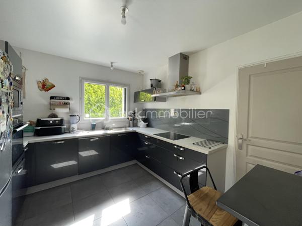 À vendre – Maison familiale 112 m² – 4 chambres – terrain 591 m²
Venez découvrir cette belle maison familiale de 112 m², idéalement située dans un environnement agréable, à seulement quelques minutes de Dinan, sur un terrain de 591 m².
Au rez-de-chaussée, vous profiterez d’une grande pièce de vie lumineuse avec salon-séjour et cuisine ouverte, idéale pour partager des moments en famille. Une arrière-cuisine pratique complète l’espace, ainsi qu’une chambre avec WC offrant un confort de vie de plain-pied.
À l’étage, la maison dispose de trois belles chambres, d’une salle de bain et d’un WC indépendant.
À l’extérieur, vous bénéficierez d’un terrain agréable et facile d’entretien ainsi que d’un carport permettant de stationner une voiture.
La maison est très bien située avec un arrêt de navette gratuit juste devant la maison, desservi toutes les 15 minutes, offrant un accès pratique aux alentours et à Dinan.
Maison spacieuse, fonctionnelle et lumineuse, idéale pour une famille recherchant calme et confort tout en restant proche des commodités.
📞 Pour plus d’informations ou organiser une visite, n’hésitez pas à me contacter.