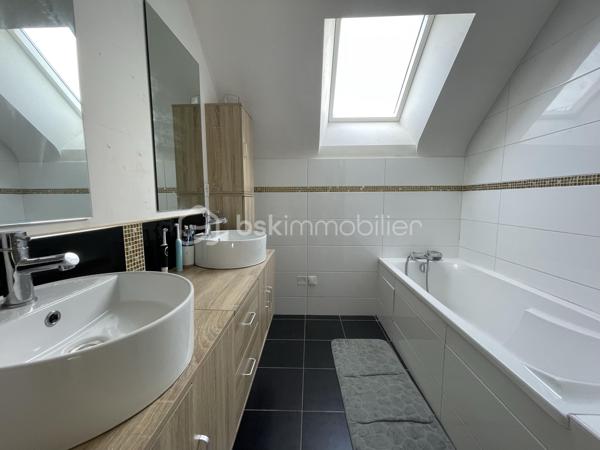 À vendre – Maison familiale 112 m² – 4 chambres – terrain 591 m²
Venez découvrir cette belle maison familiale de 112 m², idéalement située dans un environnement agréable, à seulement quelques minutes de Dinan, sur un terrain de 591 m².
Au rez-de-chaussée, vous profiterez d’une grande pièce de vie lumineuse avec salon-séjour et cuisine ouverte, idéale pour partager des moments en famille. Une arrière-cuisine pratique complète l’espace, ainsi qu’une chambre avec WC offrant un confort de vie de plain-pied.
À l’étage, la maison dispose de trois belles chambres, d’une salle de bain et d’un WC indépendant.
À l’extérieur, vous bénéficierez d’un terrain agréable et facile d’entretien ainsi que d’un carport permettant de stationner une voiture.
La maison est très bien située avec un arrêt de navette gratuit juste devant la maison, desservi toutes les 15 minutes, offrant un accès pratique aux alentours et à Dinan.
Maison spacieuse, fonctionnelle et lumineuse, idéale pour une famille recherchant calme et confort tout en restant proche des commodités.
📞 Pour plus d’informations ou organiser une visite, n’hésitez pas à me contacter.